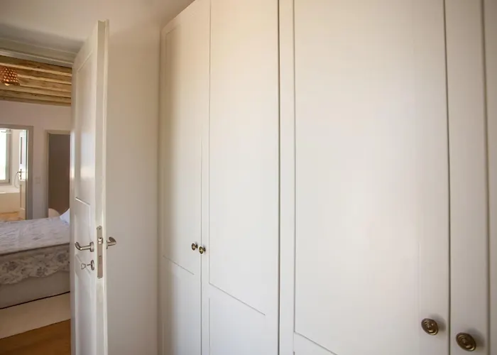 فيلة Baroness In *